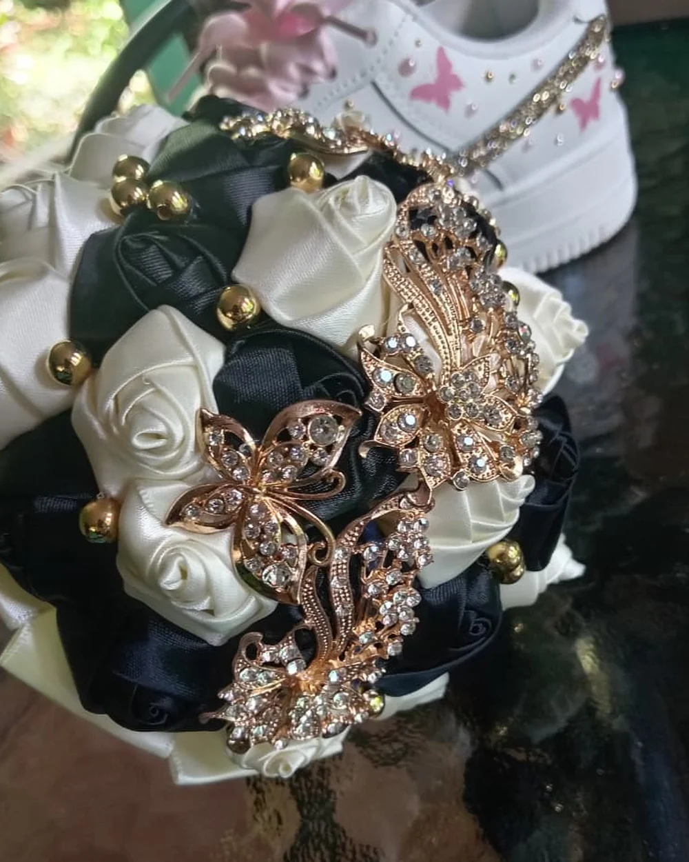 Ramo de quince años en tonos marfil y negro con detalles dorados