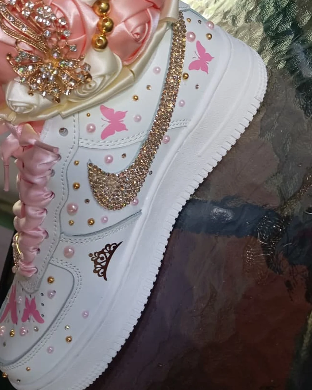 Tenis blancos personalizados para quinceañera con pedrería y mariposas rosadas