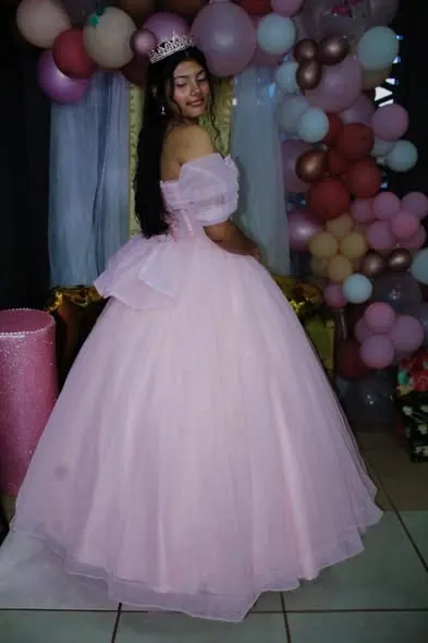 Una quinceañera cómoda y feliz · imagen 2 de 2