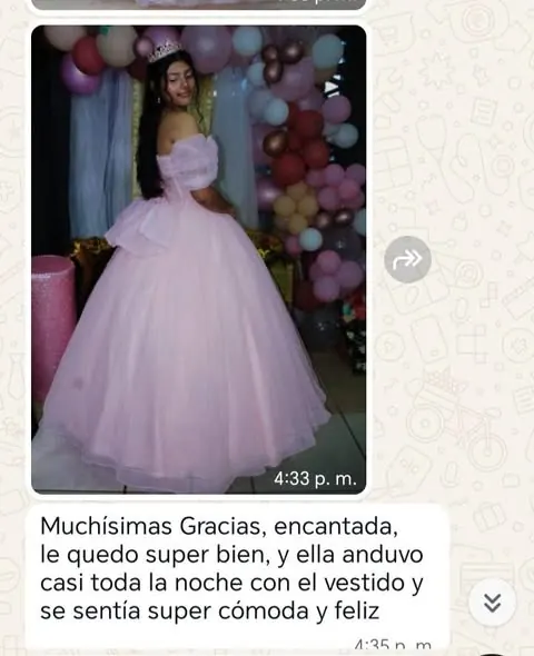 Una quinceañera cómoda y feliz · imagen 1 de 2